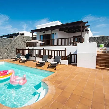 Stylish 6 Bedroom Princesa - Hot Tub - Heated Pool - Near & Waterparks Playa Blanca (Lanzarote)
