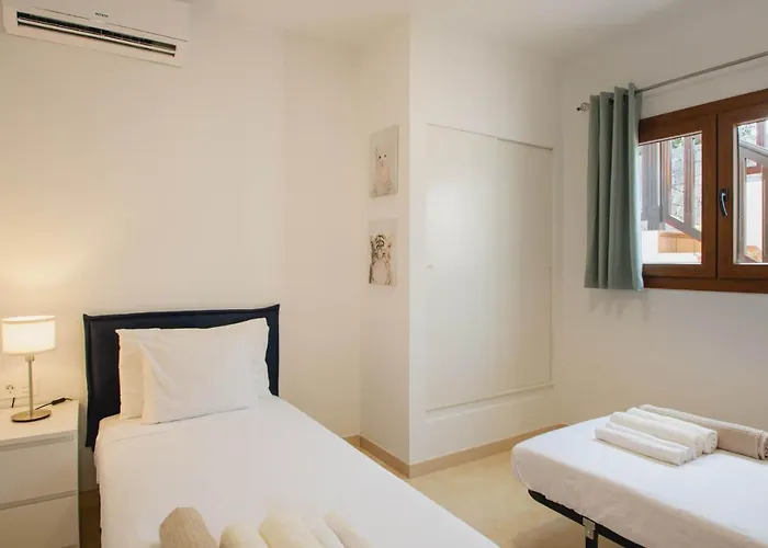 Stylish 6 Bedroom Princesa - Hot Tub - Heated Pool - Near & Waterparks * Playa Blanca (Lanzarote)