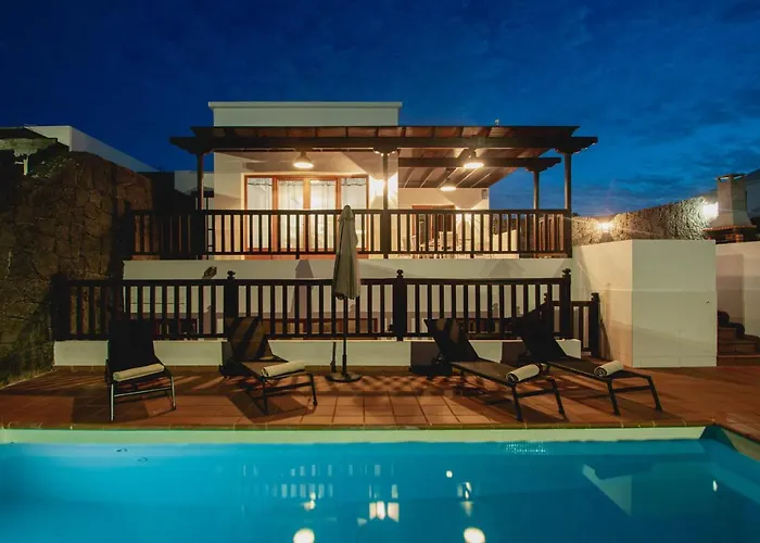 Stylish 6 Bedroom Princesa - Hot Tub - Heated Pool - Near & Waterparks * Playa Blanca (Lanzarote)