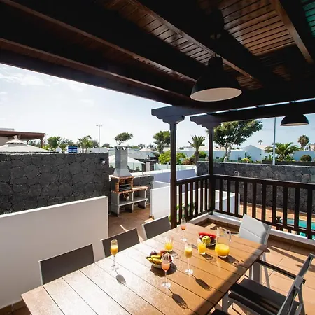 Stylish 6 Bedroom Princesa - Hot Tub - Heated Pool - Near & Waterparks * Playa Blanca (Lanzarote)