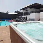 Villa Stylish 6 Bedroom Princesa - Hot Tub - Heated Pool - Near & Waterparks *
