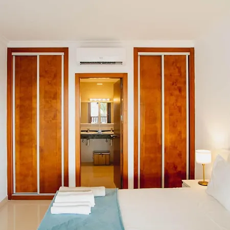 Stylish 6 Bedroom Princesa - Hot Tub - Heated Pool - Near & Waterparks *