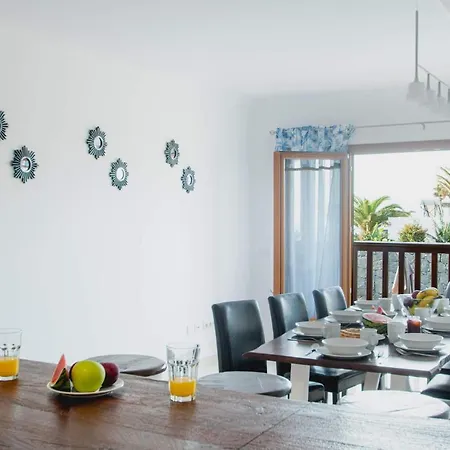 Stylish 6 Bedroom Princesa - Hot Tub - Heated Pool - Near & Waterparks Villa Playa Blanca