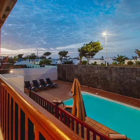 Stylish 6 Bedroom Princesa - Hot Tub - Heated Pool - Near & Waterparks Villa Playa Blanca