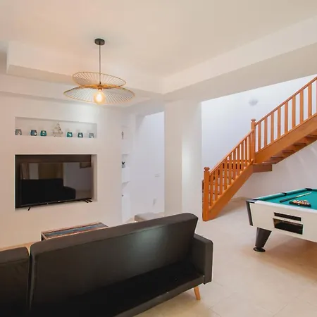 Stylish 6 Bedroom Princesa - Hot Tub - Heated Pool - Near & Waterparks * Playa Blanca