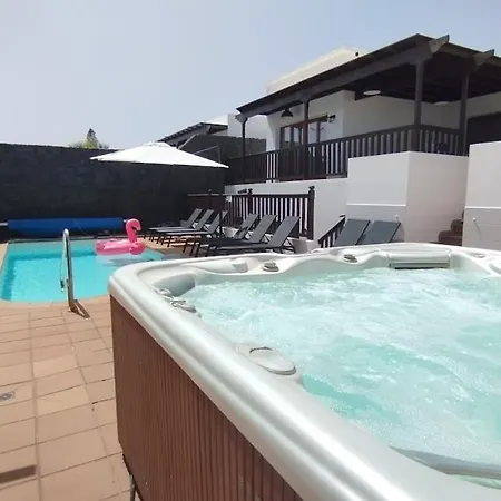 Villa Stylish 6 Bedroom Princesa - Hot Tub - Heated Pool - Near & Waterparks *