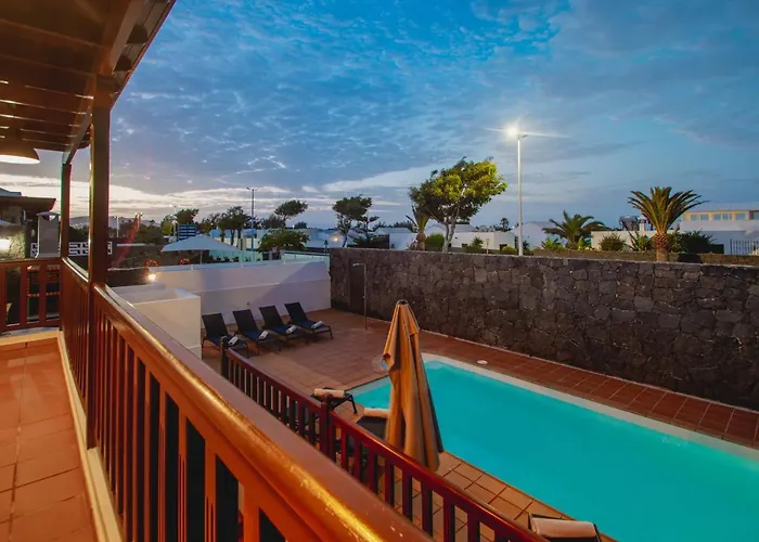 Stylish 6 Bedroom Princesa - Hot Tub - Heated Pool - Near & Waterparks Villa Playa Blanca (Lanzarote)