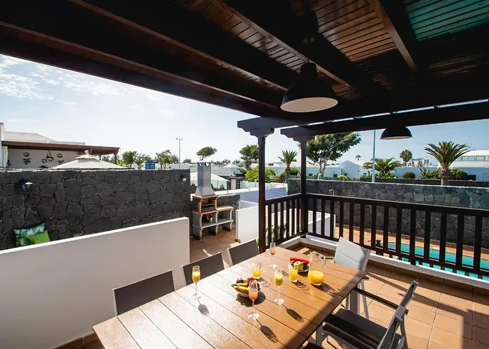 Stylish 6 Bedroom Princesa - Hot Tub - Heated Pool - Near & Waterparks * Playa Blanca (Lanzarote)