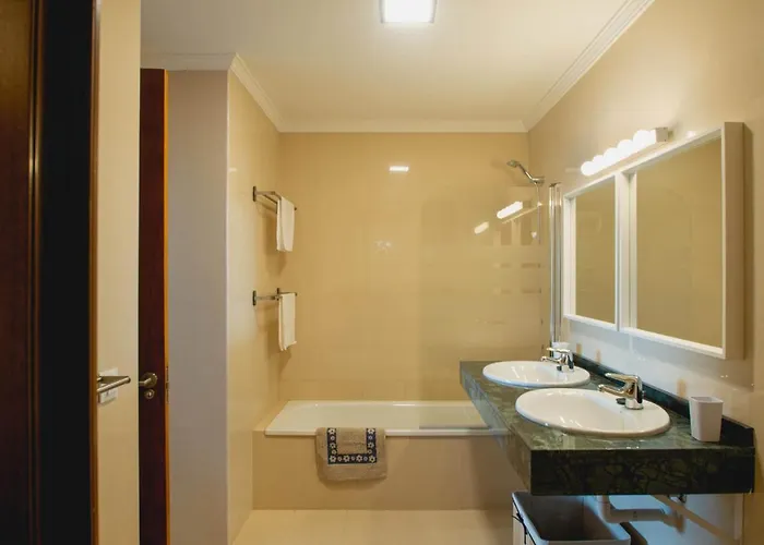 Stylish 6 Bedroom Princesa - Hot Tub - Heated Pool - Near & Waterparks *