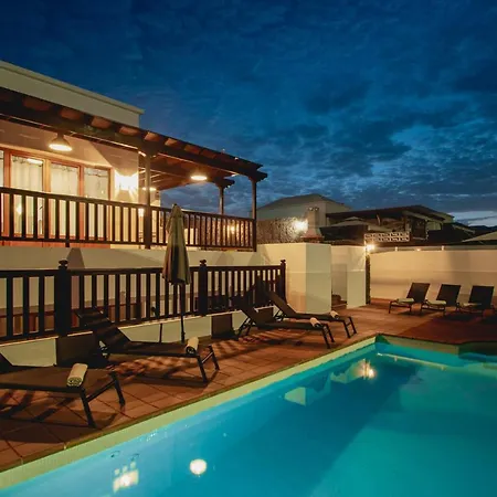 Stylish 6 Bedroom Princesa - Hot Tub - Heated Pool - Near & Waterparks Playa Blanca